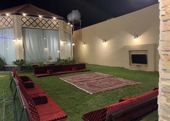شاليه بجلسة تطل على مسبح خارجي 