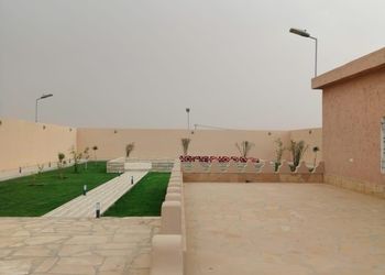 استراحة بجلسة خارجية ومسطح اخضر