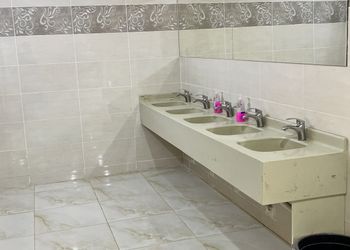 استراحة بألعاب أطفال وفناء خارجي