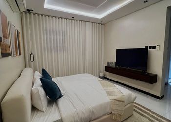 استديو بأثاث مريح وبسيط 