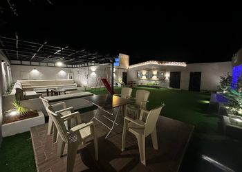 شاليه بجلسة خارجية ومسطح اخضر