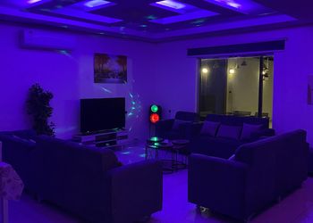 شاليه بصالة مطلة على المسبح 