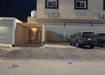شقة بغرفة جلوس وغرفة نوم 