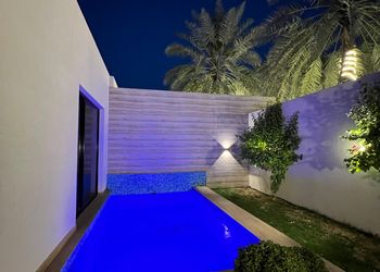 شاليه بجاكوزي مطل على المسبح 