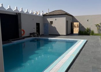 شاليه بجلسة خارجية ومسبح