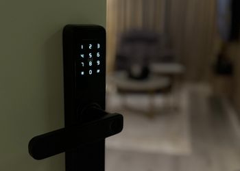 شقة بصالة وغرفة نوم وبأثاث مريح