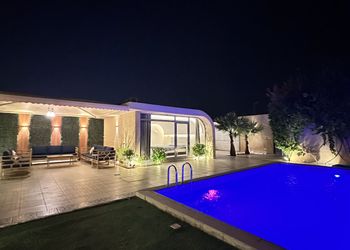 شاليه بمسبح خارجي وجلسة خارجية