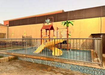 شاليه بألعاب مائية ومسطح اخضر