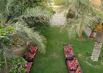 استراحة بمسطح اخضر وجلسه خارجيه