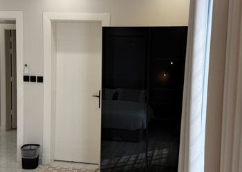 شقة بغرفتين نوم وصالة مريحة 