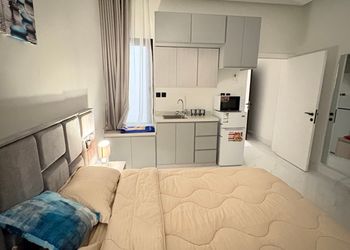 استديو بسرير مريح وأثاث بسيط
