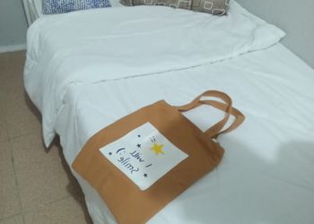 غرفة بسرير مفرد واثاث مريح 