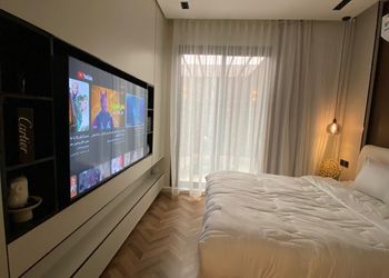 استديو بأثاث مريح وبسيط 