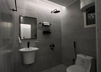 شقة بتصميم أنيق وصالة مريحة 