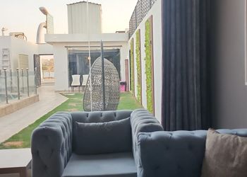 شاليه بجلسة تطل على مسبح خارجي  