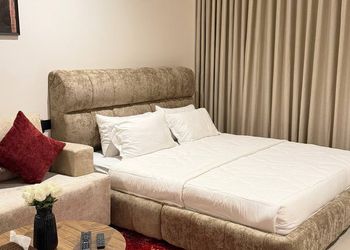 استديو بسرير ماستر وأثاث مريح 