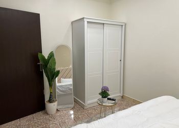 استديو بأثاث مريح وبسيط 
