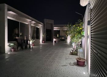 شاليه بمسطح اخضر وجلسة 