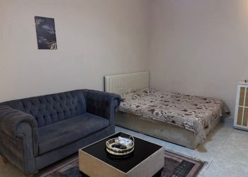 استديو بأثاث مريح وبسيط 