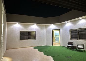 استراحة بمسطح اخضر وجلسه خارجيه