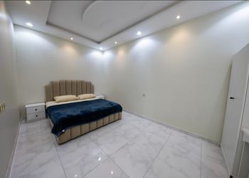 شاليه بألعاب أطفال وجلسة خارجية