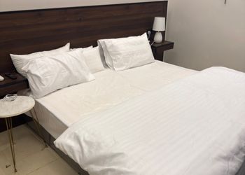 استديو بأثاث مريح وبسيط 