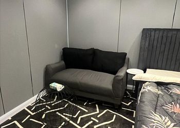استديو بسرير ماستر وجلسة جانبية