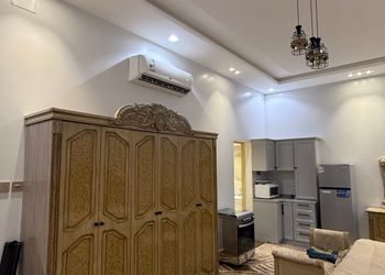 استديو بأثاث مريح وبسيط 