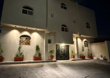 استديو بسرير ماستر وجلسة مريحة 