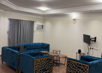 شقة بغرفة معيشة و اربع غرف نوم 