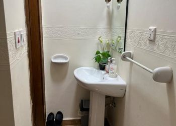 شقة بغرفة معيشة وغرفتين نوم 