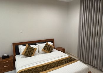شقة بصالة وثلاث غرف نوم