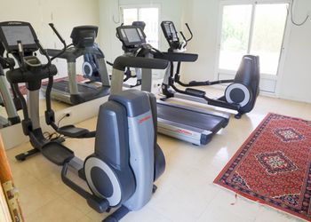 استراحة بمسطح اخضر وجلسه خارجيه