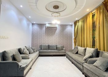 شاليه بمسطح اخضر ومجلس داخلي