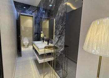 شاليه بمسطح اخضر وجلسة خارجية 