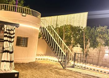 مزرعة بمناظر خلابة وجلسة خارجية 