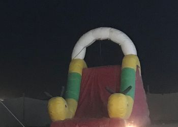 مخيم بجلسة خارجية وبيت شعر 