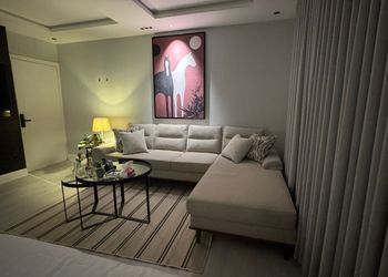 استديو بأثاث مريح وبسيط 