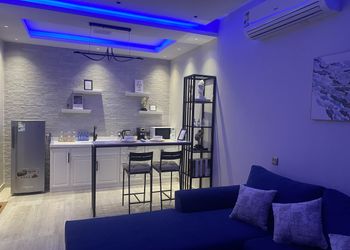 شاليه بجلسة تطل على مسبح خارجي 