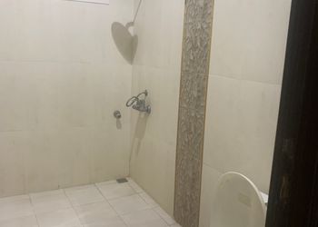 شقة بغرفة معيشة وغرفتين نوم 