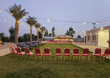 مزرعة بمسطح اخضر وجلسة خارجية 