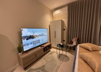 استديو بأثاث مريح وبسيط 