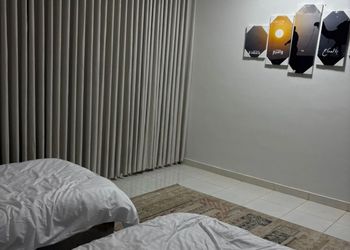 شقة بصالة جلوس وغرفتين نوم 