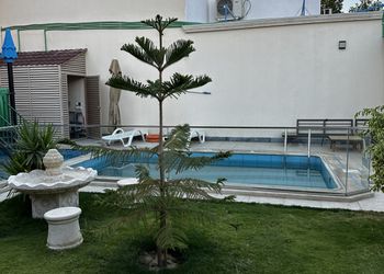 كوخ ريفي بمسطح اخضر و مسبح