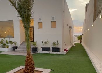 شاليه بمسطح اخضر وجلسة خارجية 