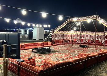 مخيم أنيق بملعب طائرة وحفرة مندي