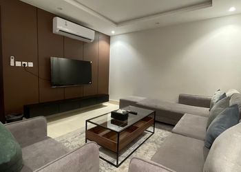 شقة بدخول ذاتي وصالة هادئة 