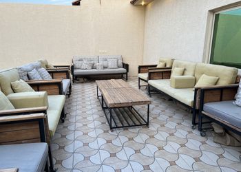 شاليه بمجلس ومسطح اخضر 