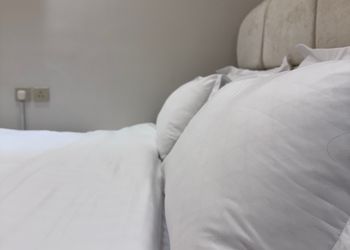 استديو بأثاث مريح وبسيط 