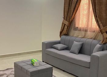 شقة بصالة وثلاث غرف نوم 